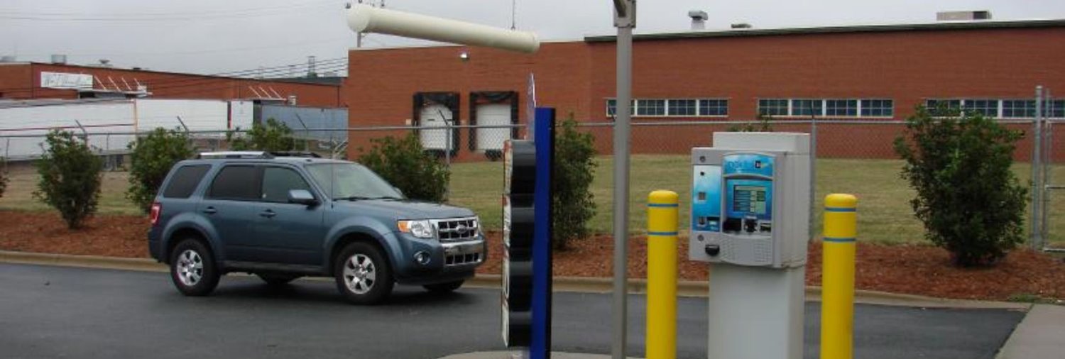 Image of a Unitec portal ti+ pay station with an SUV driving up behind it